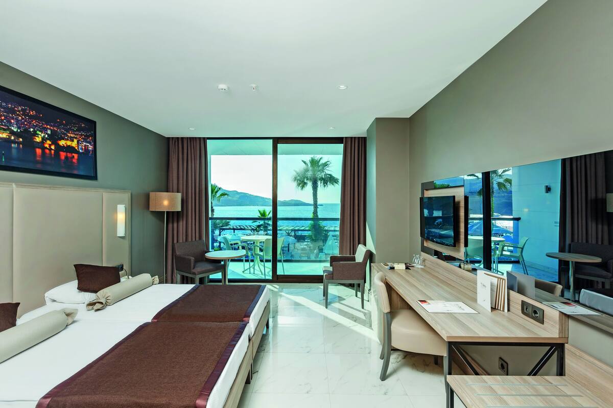 Premium Room, Sea View | Premium bedding, in-room safe, soundproofing, WiFi (free)
