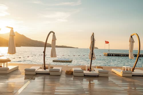 Private beach, white sand, free beach cabanas, sun-loungers