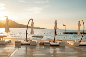Private beach, white sand, free beach cabanas, sun-loungers - Delta Hotels by Marriott Bodrum (Bodrum)