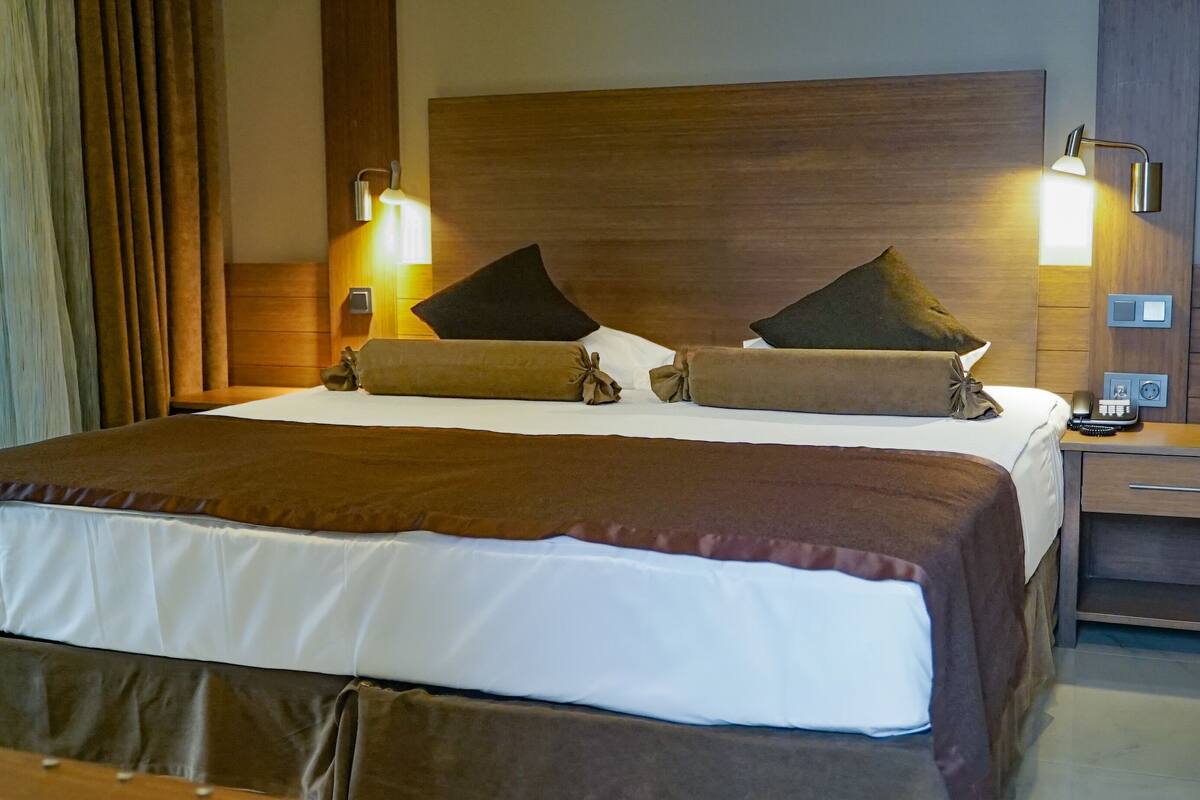 Standard Room, Balcony | Premium bedding, in-room safe, soundproofing, WiFi (free)