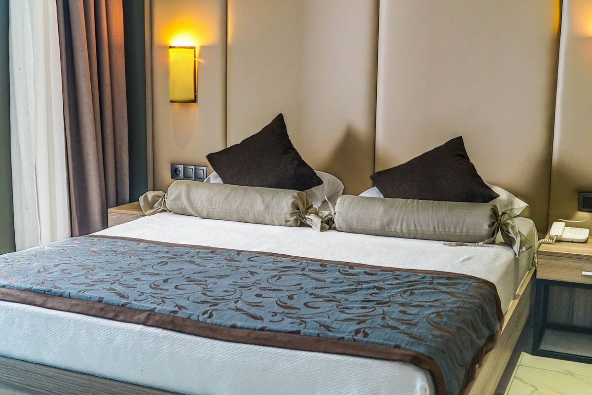 Family Room, Garden View | Premium bedding, in-room safe, soundproofing, WiFi (free)