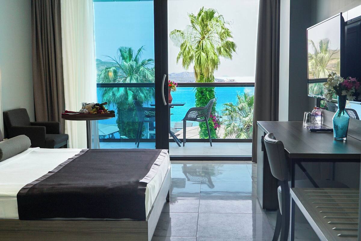 Superior Room, Sea View | Premium bedding, in-room safe, soundproofing, WiFi (free)