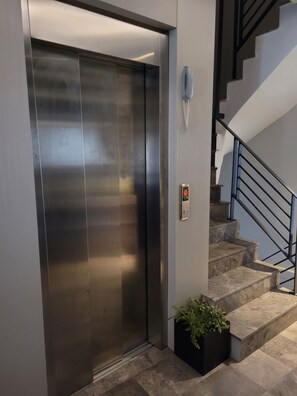 TV LCD 40-inch có truyền hình vệ tinh, TV