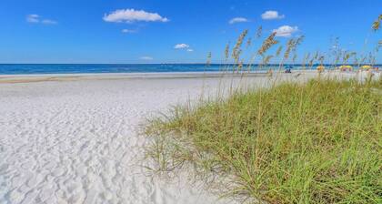 Beautiful Beach Getaway! Beach Gear! Free Parking, WiFi & Over $100 Free Daily Activities!