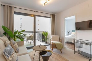 Een televisie en een open haard