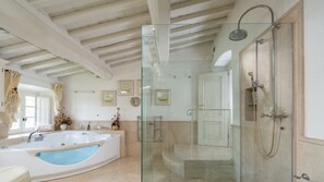 Baignoire, sèche-cheveux