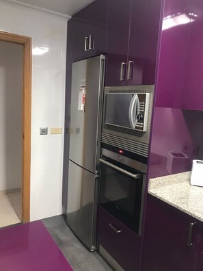 Frigorifero, microonde, forno, piano cottura