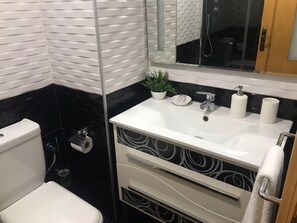 Combinazione doccia/vasca, vasca idromassaggio, asciugacapelli, bidet