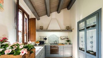 Frigorífico, microondas, horno y lavavajillas