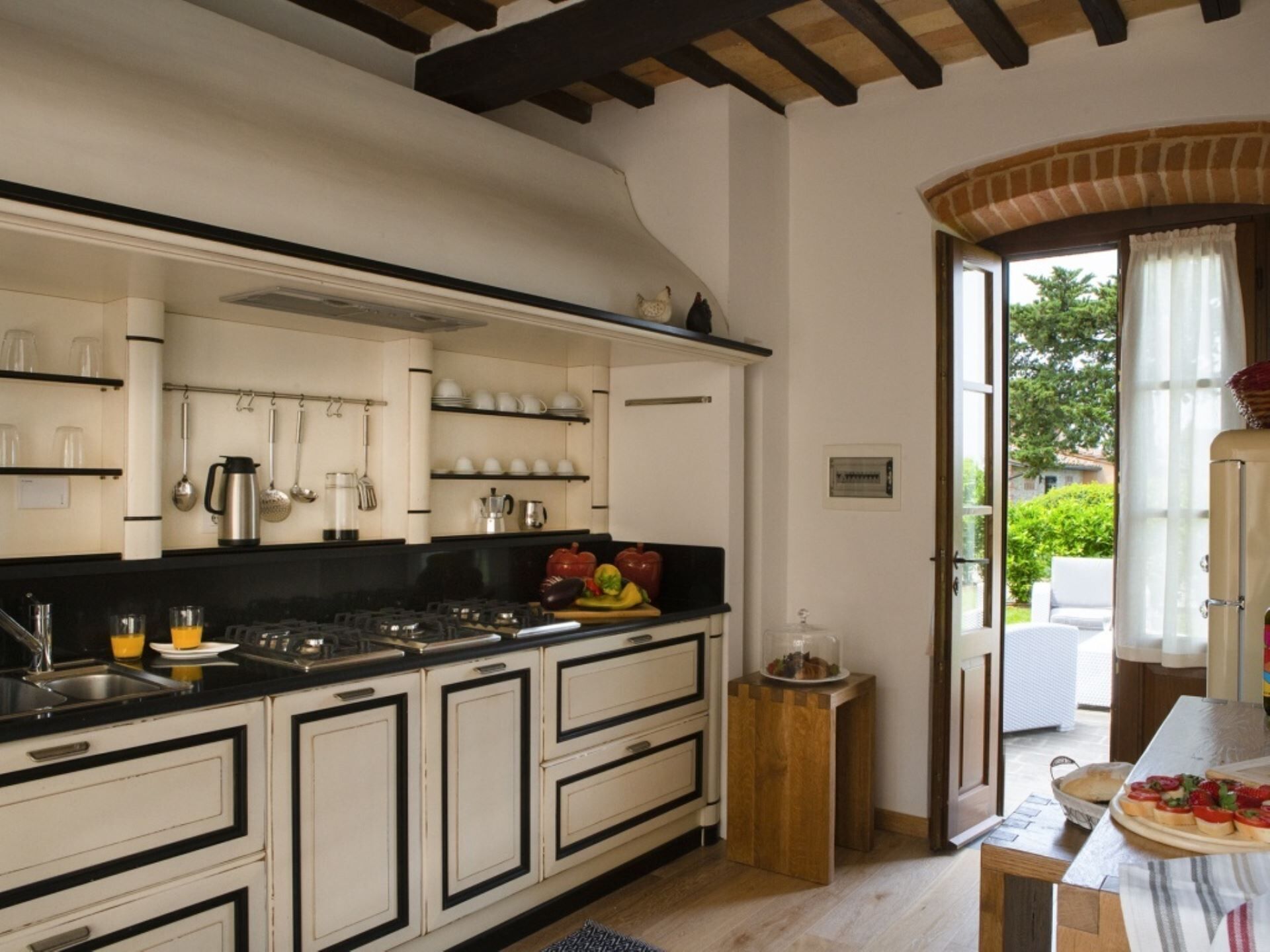 Kylskåp, ugn, diskmaskin och kaffe- och tebryggare