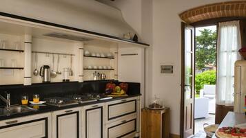 KylskÄp, ugn, diskmaskin och kaffe- och tebryggare