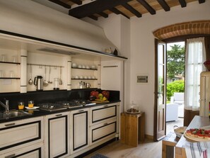 Kühlschrank, Ofen, Geschirrspüler, Wasserkocher mit Kaffee-/Teezubehör