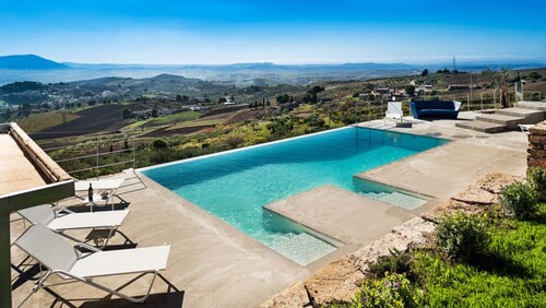 Exclusive villa with pool immersed in the Trapani countryside, at just 15 km from the seaside