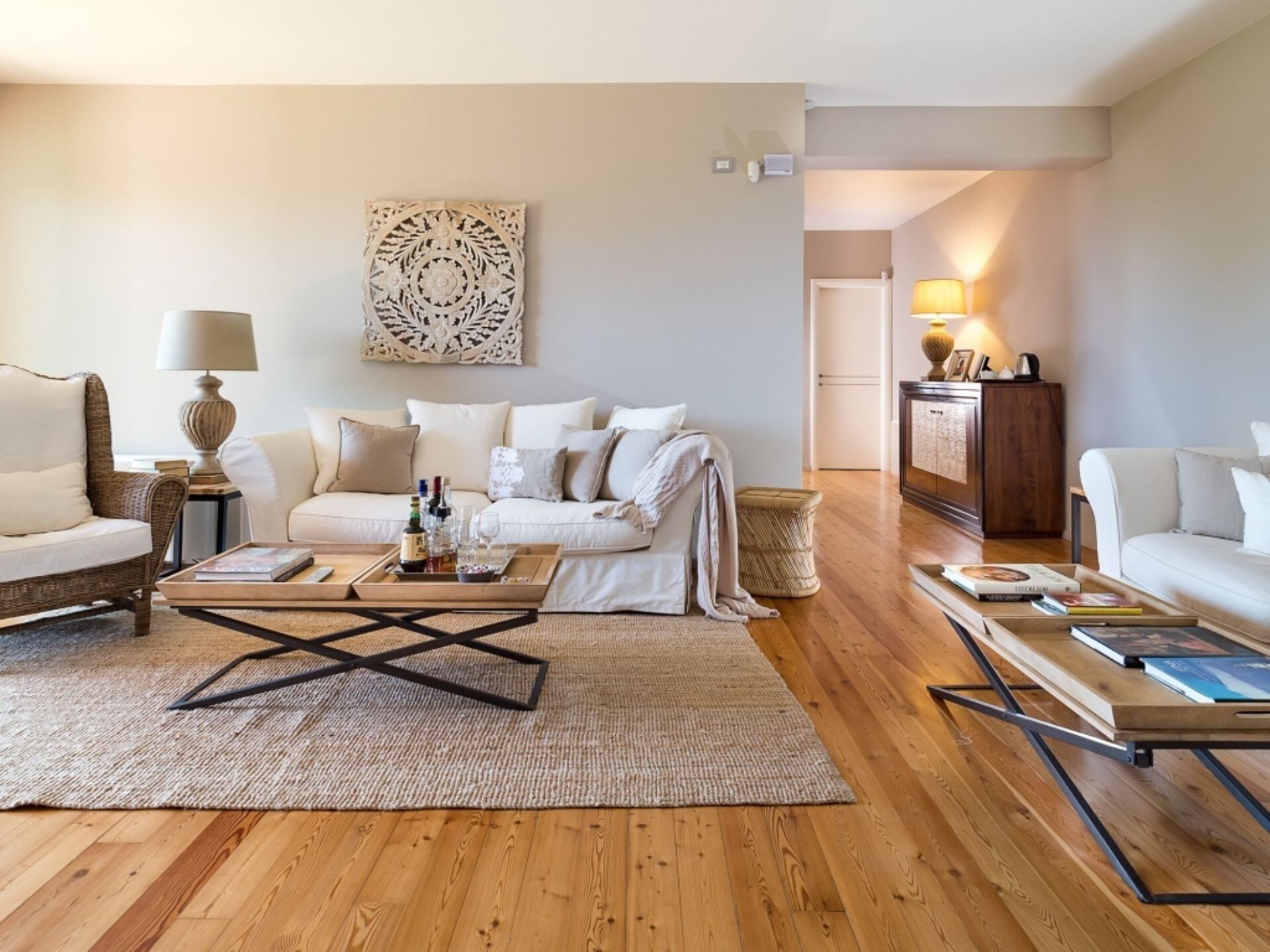 Télévision, lecteur de DVD, baby-foot, chaîne hi-fi