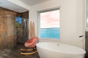 Badewanne, Haartrockner, Handtücher