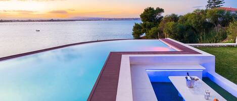 Piscine à débordement