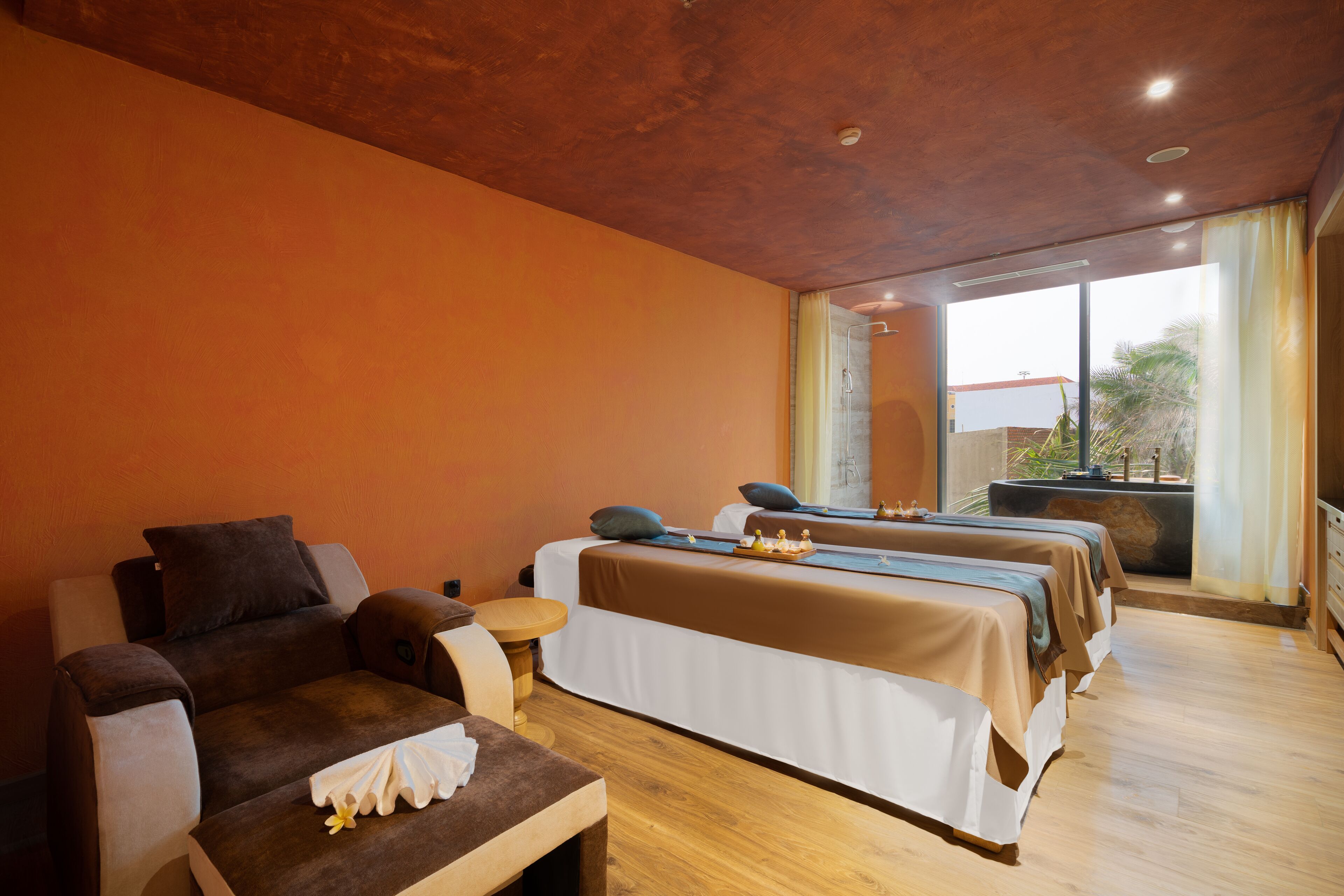 Couples treatment room(s), sauna, hot tub, steam room, body treatments