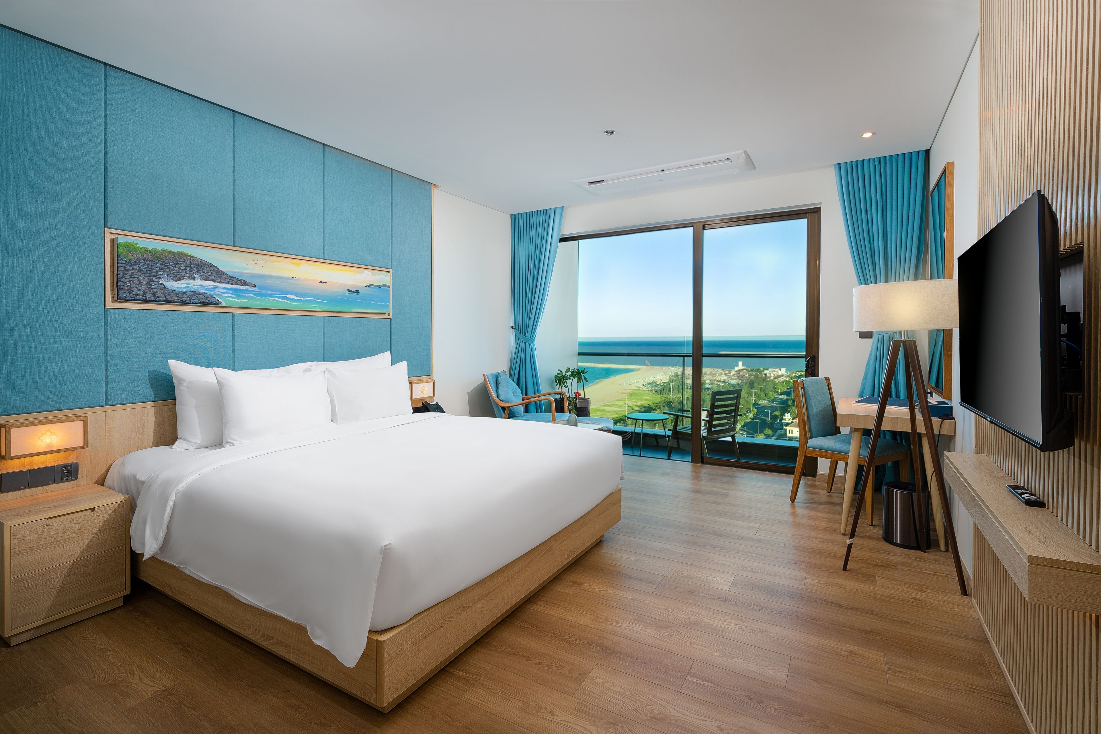 Hypo-allergenic bedding, minibar, in-room safe, desk