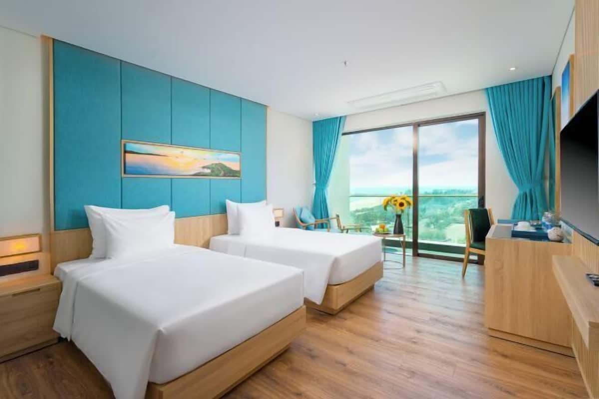 1 bedroom, hypo-allergenic bedding, minibar, in-room safe
