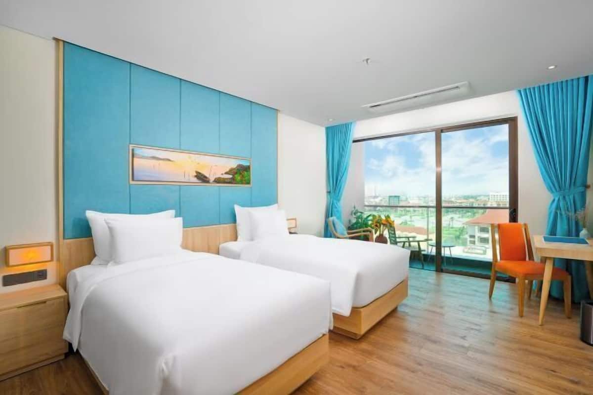 1 bedroom, hypo-allergenic bedding, minibar, in-room safe