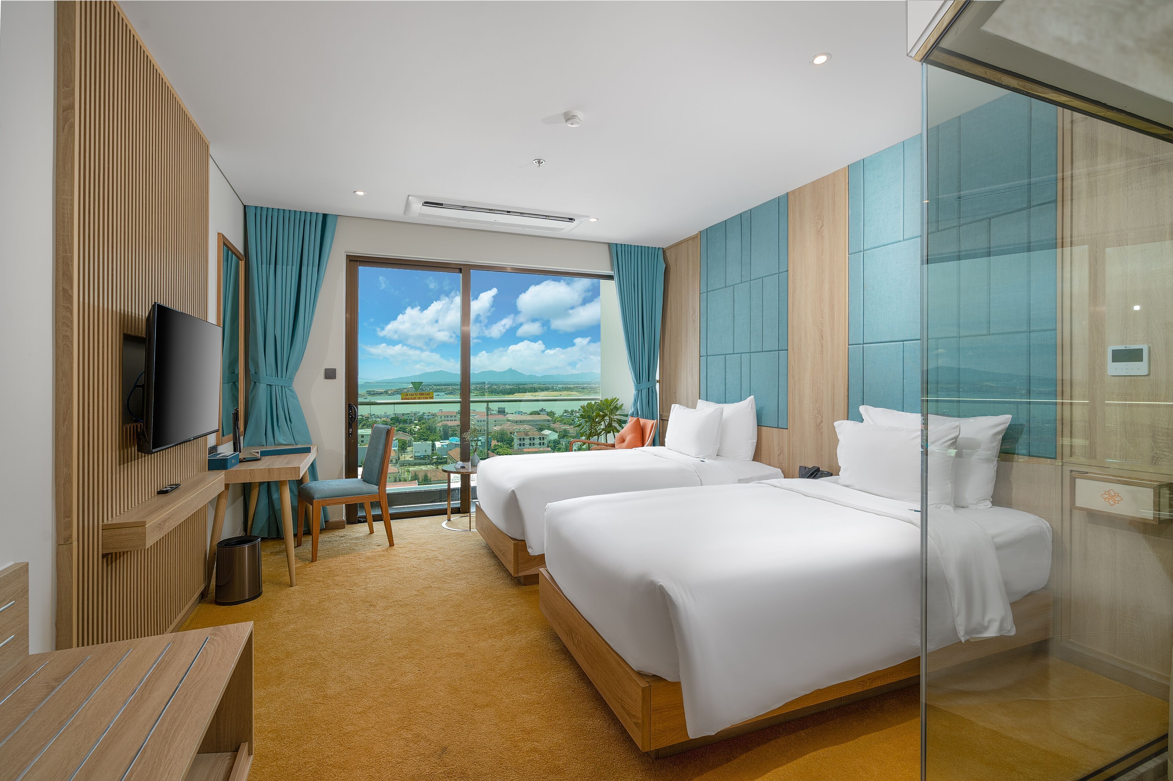 Hypo-allergenic bedding, minibar, in-room safe, desk