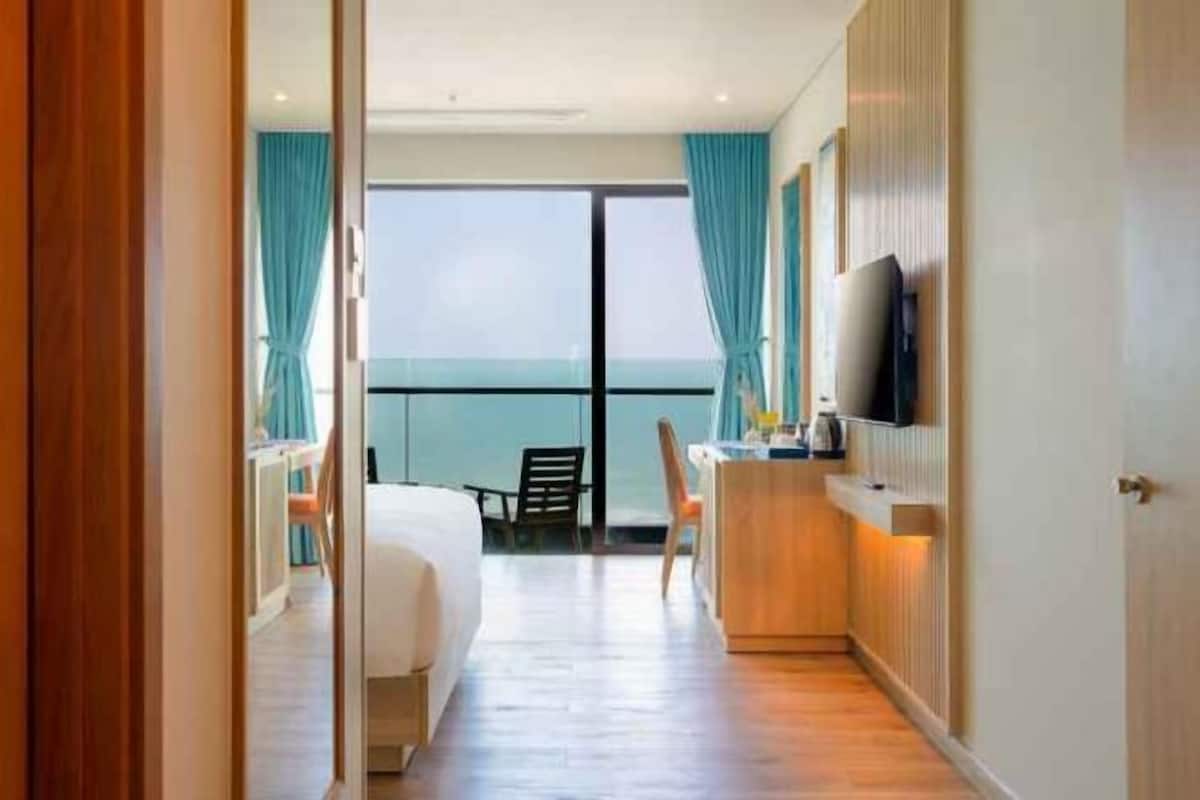 1 bedroom, hypo-allergenic bedding, minibar, in-room safe