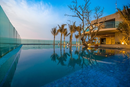 Outdoor pool, pool umbrellas, sun loungers