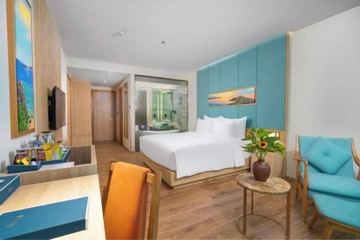 1 bedroom, hypo-allergenic bedding, minibar, in-room safe