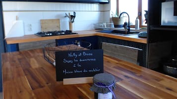 Een koelkast, een magnetron, een oven, een kookplaat