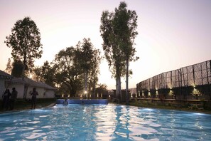 Piscine extérieure, chaises longues