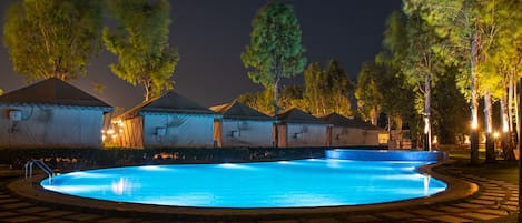 Una piscina al aire libre, tumbonas