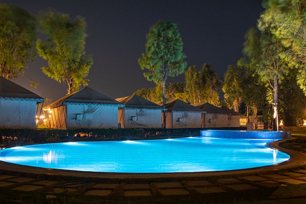 Piscina all'aperto, lettini