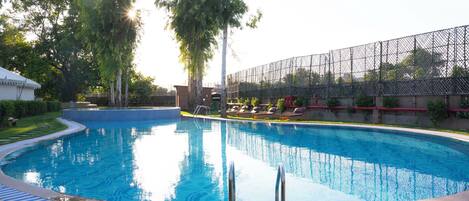 Piscine extérieure, chaises longues