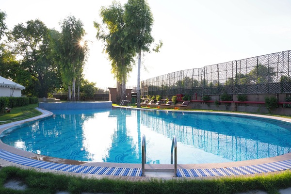 Outdoor pool, pool loungers