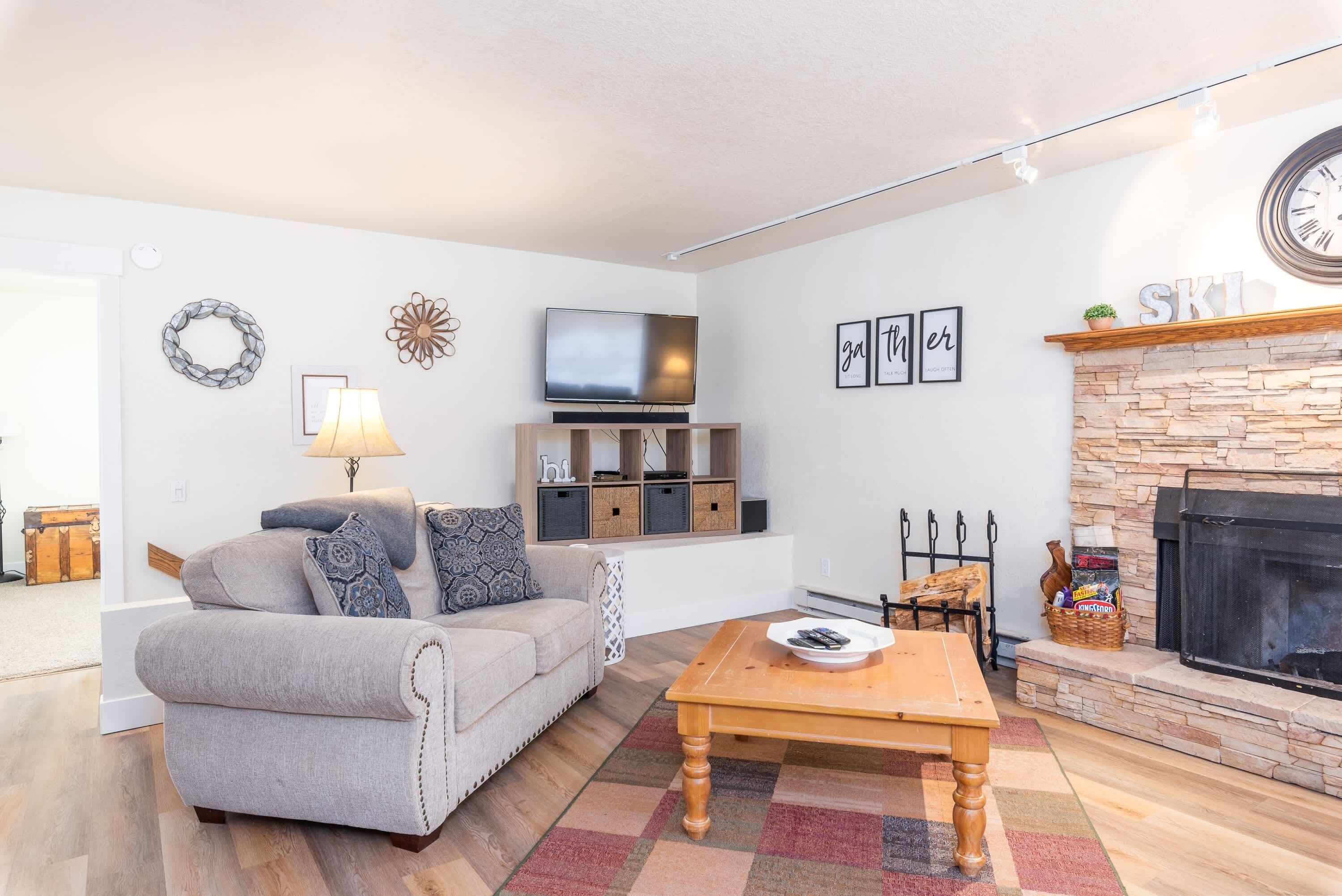 Fernseher, Kamin, DVD-Player