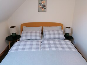 2 bedrooms, iron/ironing board, free WiFi, bed sheets