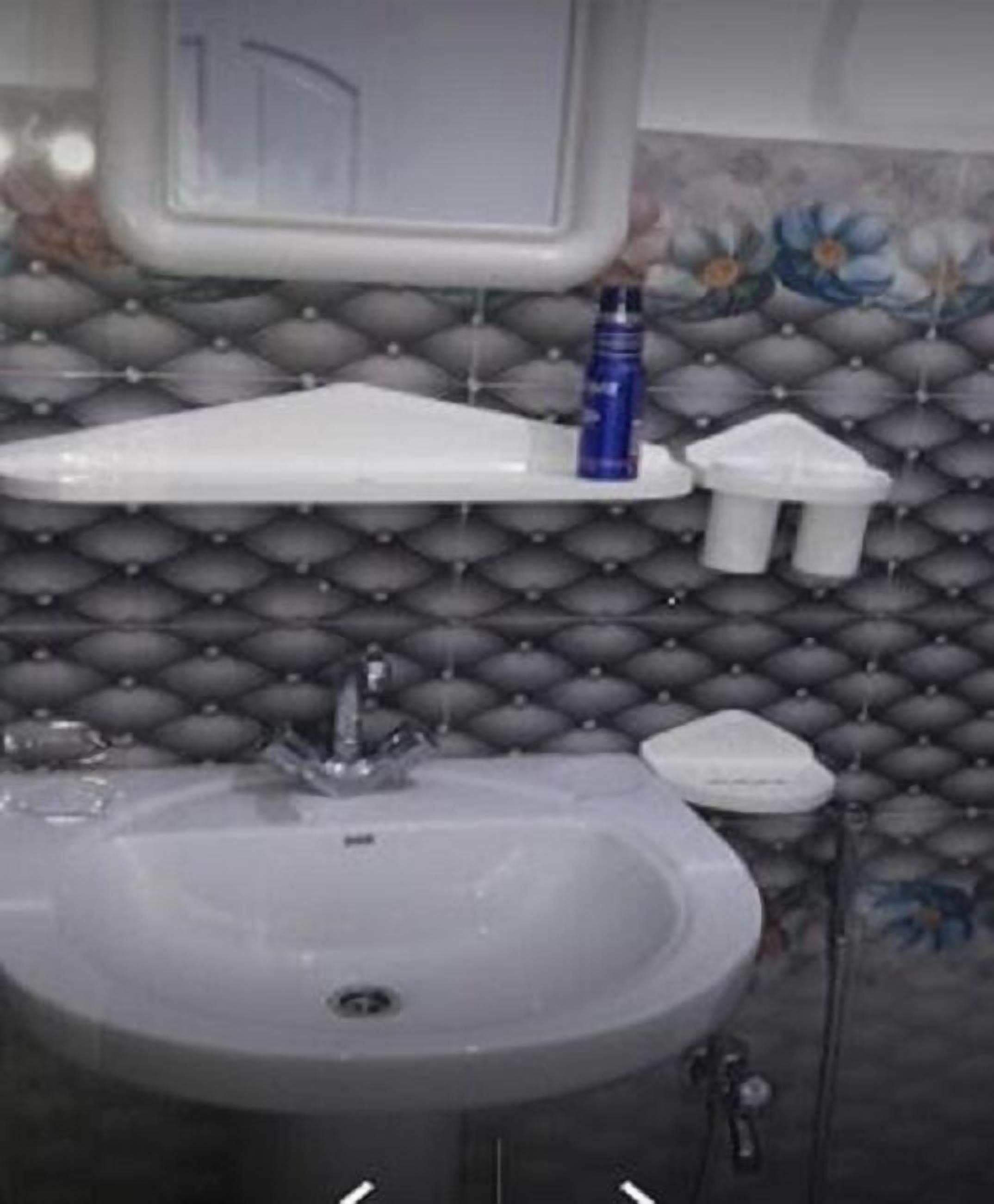 Standaard suite | Badkamer | Een douche, gratis toiletartikelen, handdoeken