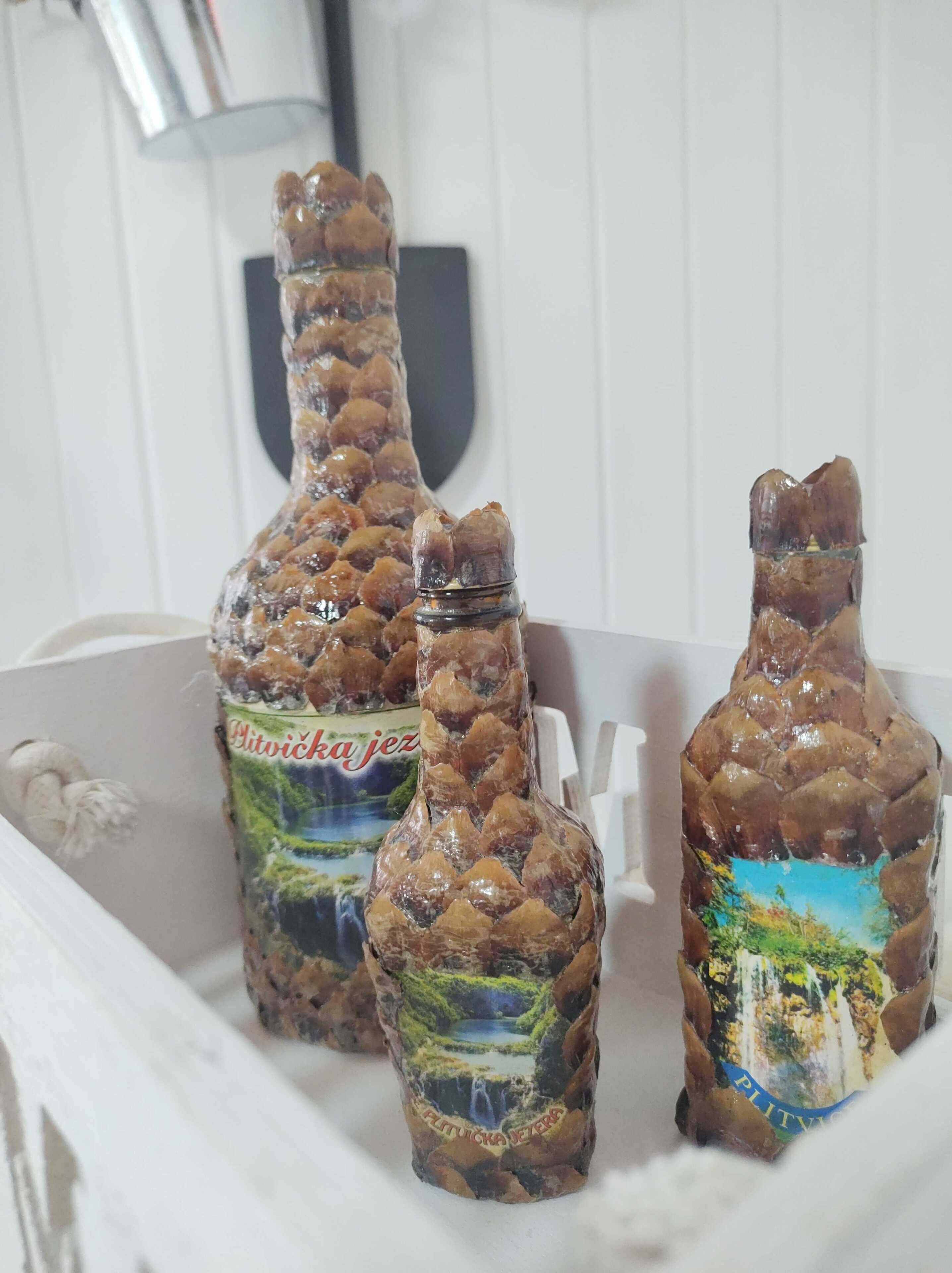 Tres botellas con etiquetas y un fondo blanco.