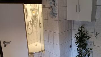 Dusche, Haartrockner, Handtücher, Toilettenpapier