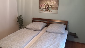 2 bedrooms, iron/ironing board, WiFi