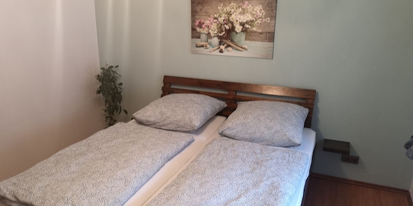 2 bedrooms, iron/ironing board, WiFi
