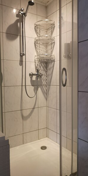Dusche, Haartrockner, Handtücher, Toilettenpapier