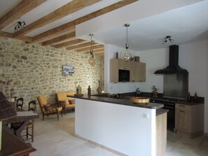 Frigorífico, microondas, horno y placa de cocina