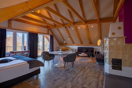 Suite | Desk, free WiFi