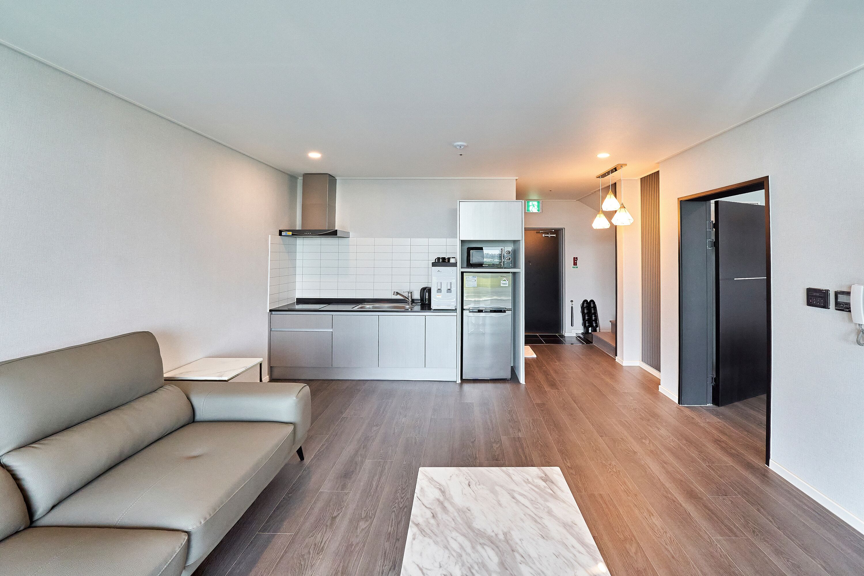 Hotel Type Royal (No Cooking Allowed) | 起居区 | 55-英寸LED 电视（配备数码频道）、电视、加热地板