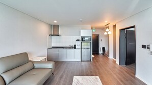 Ein modernes Apartment mit Wohnbereich, Küchenzeile und Essbereich.
