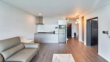 Hotel Type Royal (No Cooking Allowed) | リビング エリア | 55 インチのLED テレビ (デジタル放送視聴可)、テレビ、床暖房