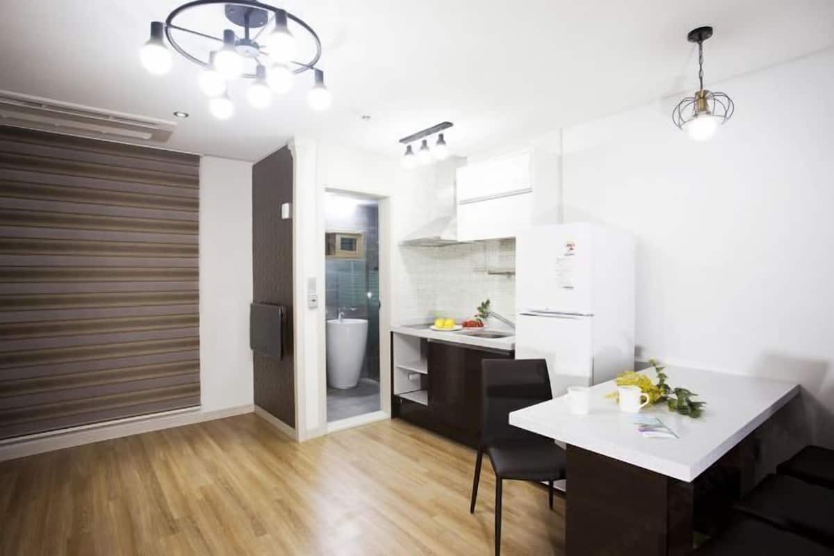 Refrigerador, microondas, freezer, isla de cocina