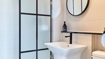 Village Type President (No Cooking Allowed) | Bathroom | Shower, free toiletries, hair dryer, slippers