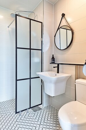 Village Type President (No Cooking Allowed) | Bathroom | Shower, free toiletries, hair dryer, slippers - Daecheon SN Hotel (Boryeong)